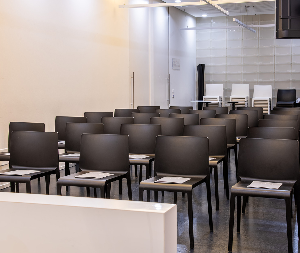 Sala Baj allestita con sedute e materiale per prendere appunti