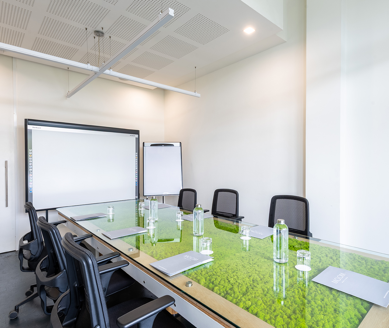 Sala Stampa: dettaglio della sala con tavolo attrezzato, sedute confortevoli e strumenti per presentazioni