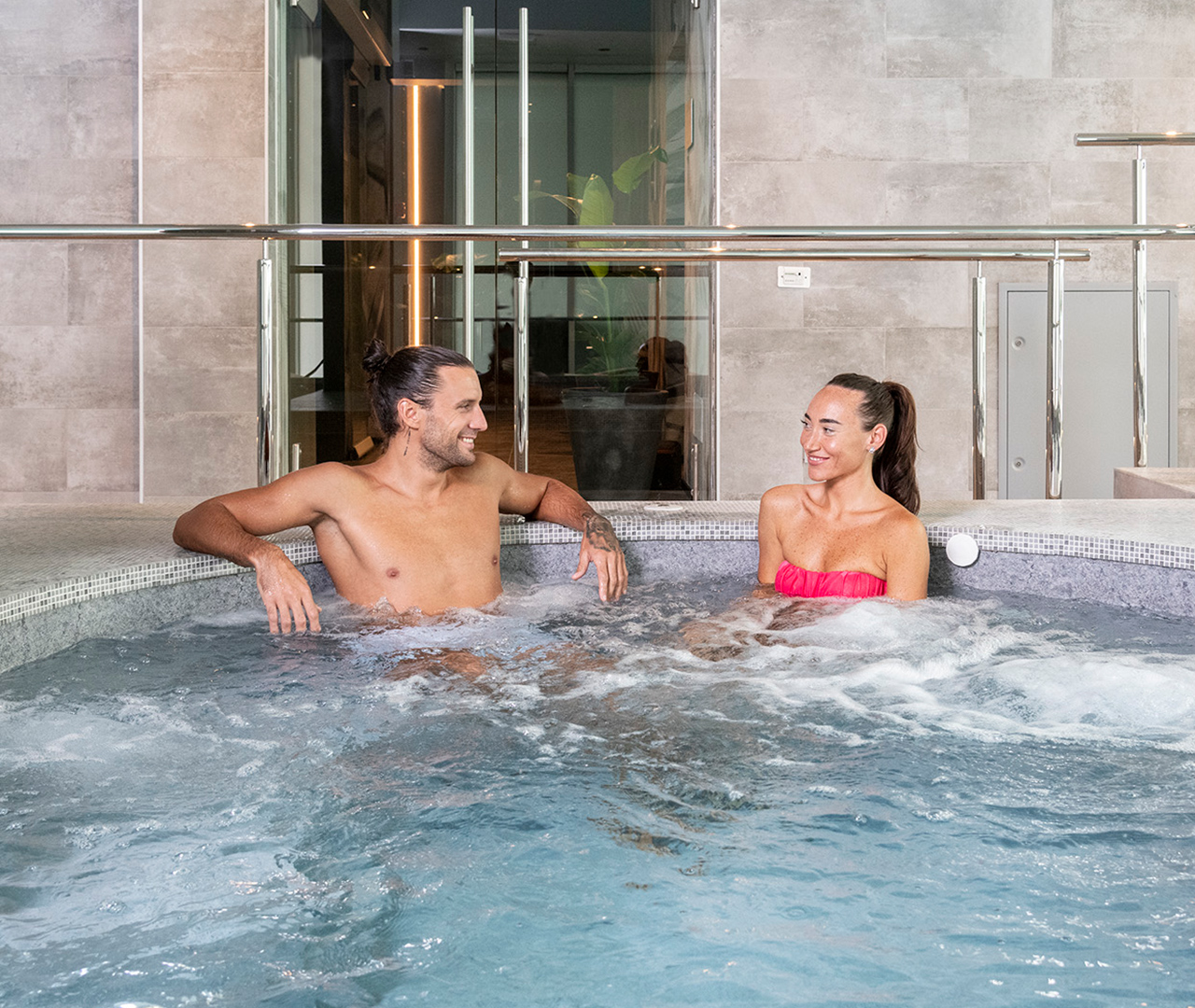 Coppia che si rilassa in una vasca wellness della spa