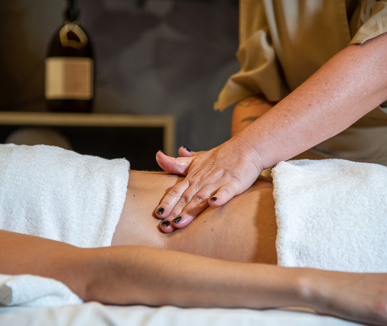 Camera deluxe con due letti singoli uniti, arredi bianchi moderni, grande specchio e illuminazione soffusa.