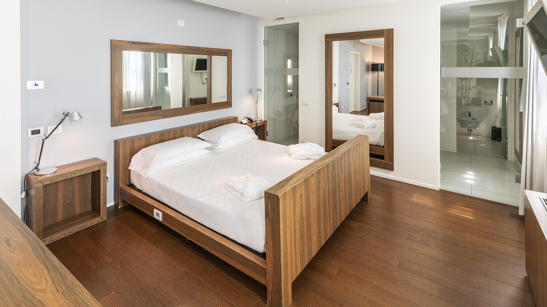 Lussuosa camera superior: pavimento e pannelli in legno, luce naturale e atmosfera serena